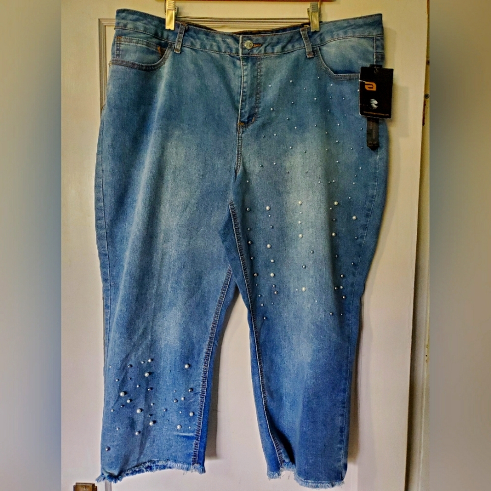 NWT Vintage Pearls & Bling Capris Jeans 🤍💙